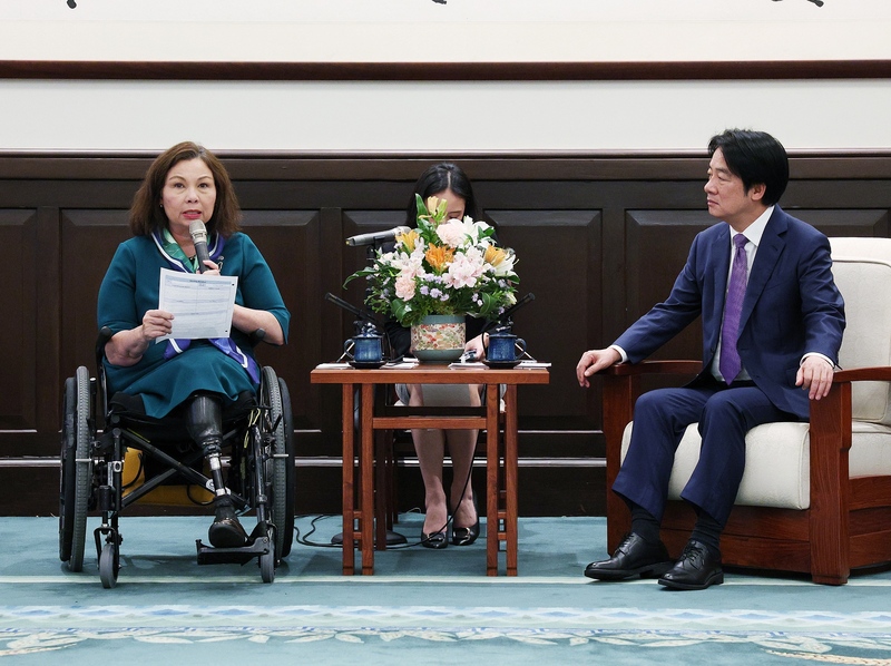 美國聯邦參議員達克沃絲（Tammy Duckworth）（左）7日再次率團訪台，晉見總統賴清德（右）並拜會政府高層。達克沃斯致詞充分展現對台灣的堅定支持。