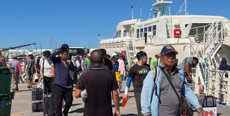 颱風巴威逐漸接近，離島客輪業將於8日中午過後停航，7日已陸續有遊客提早返回本島。