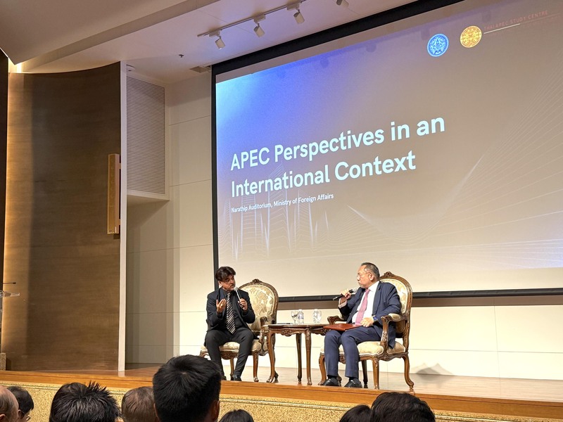 亞太經濟合作會議（APEC）秘書處執行長佩德羅薩（Eduardo Pedrosa，右）7日出席泰國外交部舉辦的「APEC國際情勢觀點」論壇，分享APEC在地緣政治、供應鏈及區域經濟合作面臨的挑戰，並肯定台灣積極參與醫療合作，近期更成立基金，貢獻很大。
