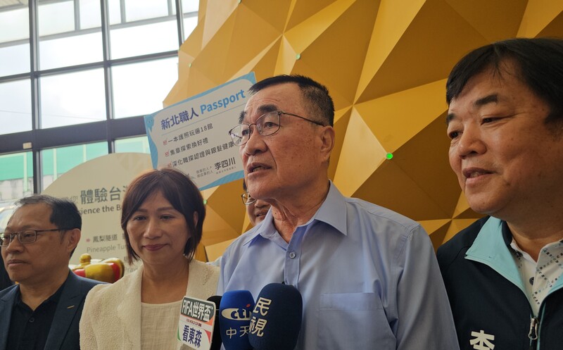 針對蘇巧慧日前質疑國民黨新北市長參選人李四川（右2）社群平台上的支持留言疑似大量「複製貼上」，甚至是網軍假帳號，李四川競辦13日反駁，指相關內容是綠營側翼帶風向、自導自演。