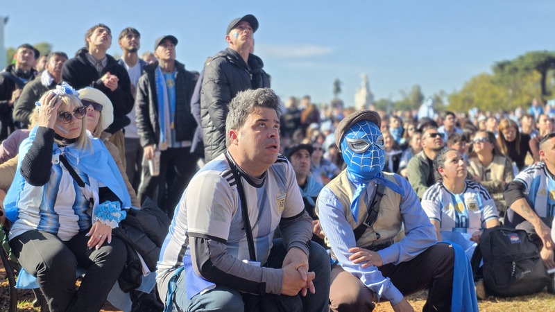 阿根廷球迷以結合蜘蛛人與高卓人（Gaucho）元素的造型，前往布宜諾斯艾利斯市政府球迷廣場為國家隊應援，祈願阿根廷順利晉級世界盃8強。