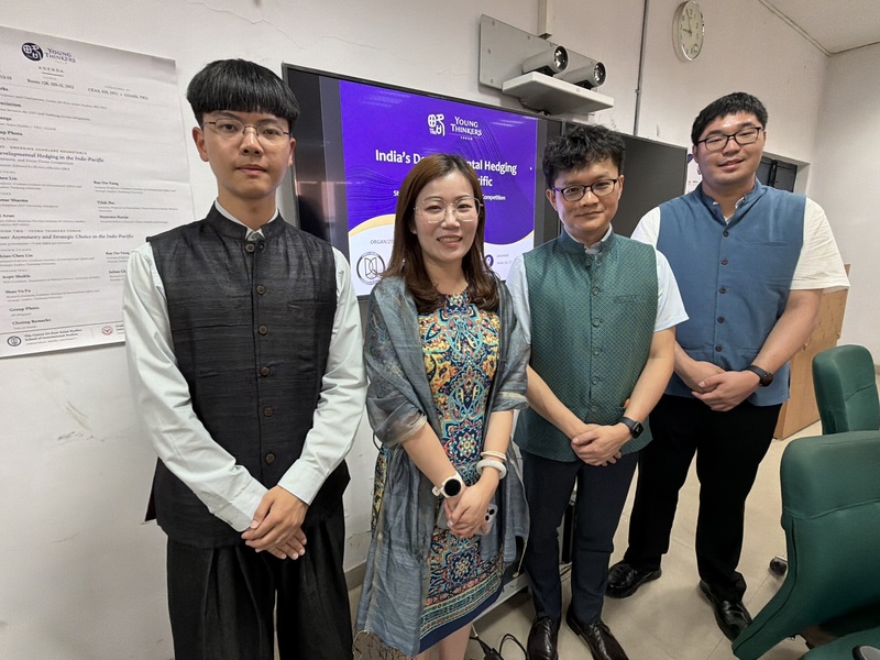 淡江大學學生喬越競（右1）、傅紹宇（左1）在國際事務與戰略研究所助理教授林筱甄（左2）、歐陽睿（右2）帶領下，到印度當地學者交流，深入瞭解印度「不選邊站」的外交策略，另探討小國與中等強權在實力不對稱的國際環境下，如何維持自主的政策空間。
