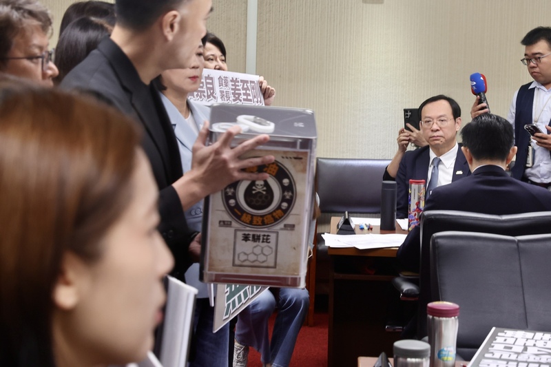 中聯油品致癌物苯駢芘超標案滾雪球，立法院社福及衛環委員會8日邀衛福部長石崇良（後右2）等專案報告，並備質詢，在野黨立委群起拿看板要求官員負責下台。