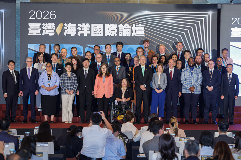 海洋委員會8日在台北君悅酒店舉辦「2026台灣海洋國際論壇」，海委會主委管碧玲（前排左6）、副主
委張忠龍（前排右）、宋承恩（前排左）邀請國安會副秘書長李問（前排左5）、諮詢委員林志潔（前排
左4）、外交部次長吳志中（前排右6）及多國政府、學界、智庫代表參與活動，聚焦討論印太海域安全與海洋韌性議題。