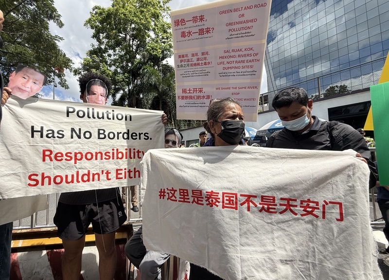 泰國民團在中國駐泰國大使館前抗議，高舉「污染沒國界，責任也沒國界」及「這裡是泰國，不是天安門」等標語，要求中國政府就跨境污染問題負起責任。