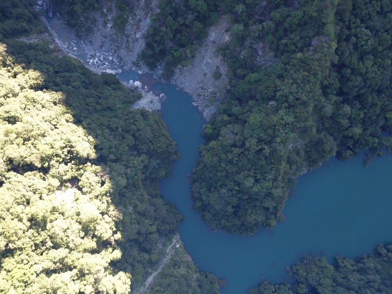 花蓮萬里溪堰塞湖目前蓄水量已達約7成，因應颱風豪雨可能造成溢流，中央災害應變中心將整合應變小組，統一發布警戒資訊並啟動必要措施。圖為萬里溪堰塞湖9日上午空拍狀況。(林業保育署花蓮分署提供）