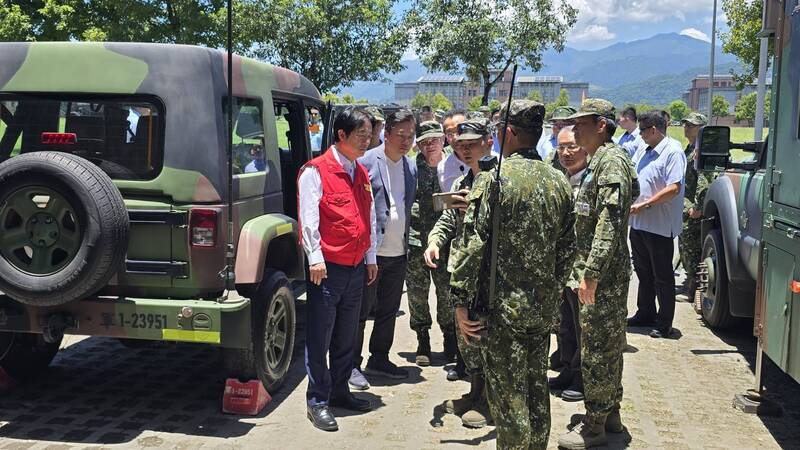 PD
颱風巴威來襲　賴總統指示軍方協助防災
颱風巴威來襲，總統賴清德（左）9日前往陸軍蘭陽
地區指揮部視導防颱整備，要求軍方應積極協助地方
防災。
中央社記者沈如峰宜蘭縣攝　115年7月9日