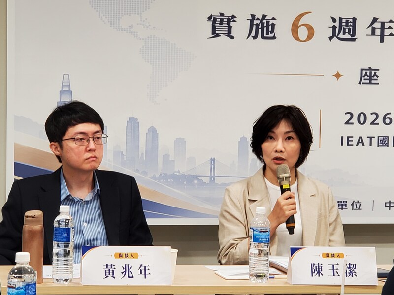PM
矢板明夫遇襲案  學者籲勿將在台港人標籤化
中央研究院法律學研究所副研究員陳玉潔（右）9日
表示，不應該因為矢板明夫案件而收緊港澳條例，或
將香港人標籤化、污名化，因為絕大部分移民來台灣
的香港人，都喜歡台灣的民主自由，共享同樣價值。
中央社記者陳鎧妤攝  115年7月9日