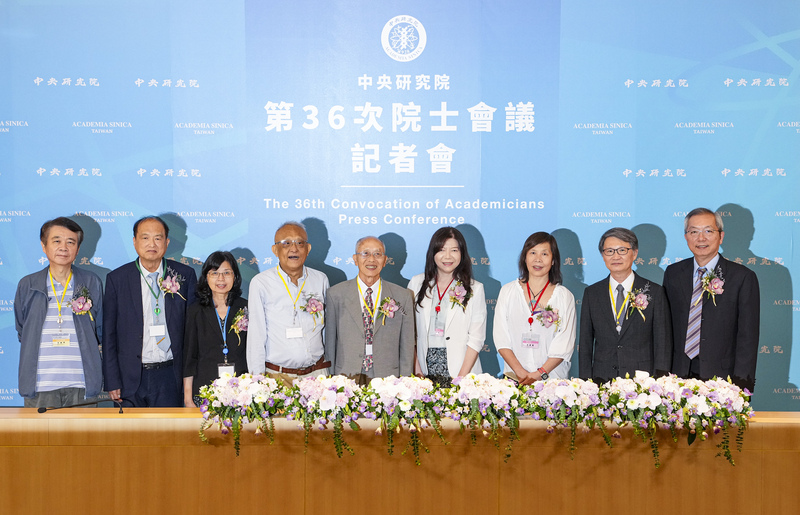 中央研究院9日下午公布第35屆新科院士名單，共有19名學者專家獲選，其中李奭學（左起）、張翼、陳瑞華、李孝悌、黃寬重、陳玉如、馬國鳳、李建良、吳顯揚等人親自出席第36次院士會議會後記者會。