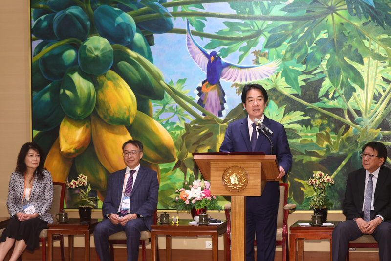 總統賴清德（右2）9日在總統府接見世界台灣商會聯合總會第32屆回國訪問團，特別感謝世總在花蓮光復洪災時發動募款，協助重建工作。(左2)為世總總會長熊強生。