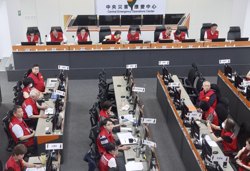 PD
颱風巴威來襲　卓榮泰視導中央災變中心（1）
中央氣象署9日發布颱風巴威海警，行政院長卓榮泰
（後右4）下午親自前往中央災害應變中心聽取各部
會與地方縣市防颱整備情形。
中央社記者張皓安攝　115年7月9日