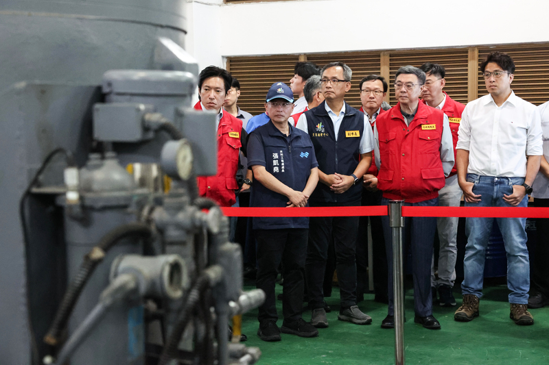 行政院長卓榮泰（前右2）9日赴內湖視察港墘抽水站防颱整備情形，並表示今日與台北市長蔣萬安分別代表中央與地方視察內湖兩處抽水站，要確保排水系統一定可以正常運作。前右為民進黨台北市長參選人沈伯洋。