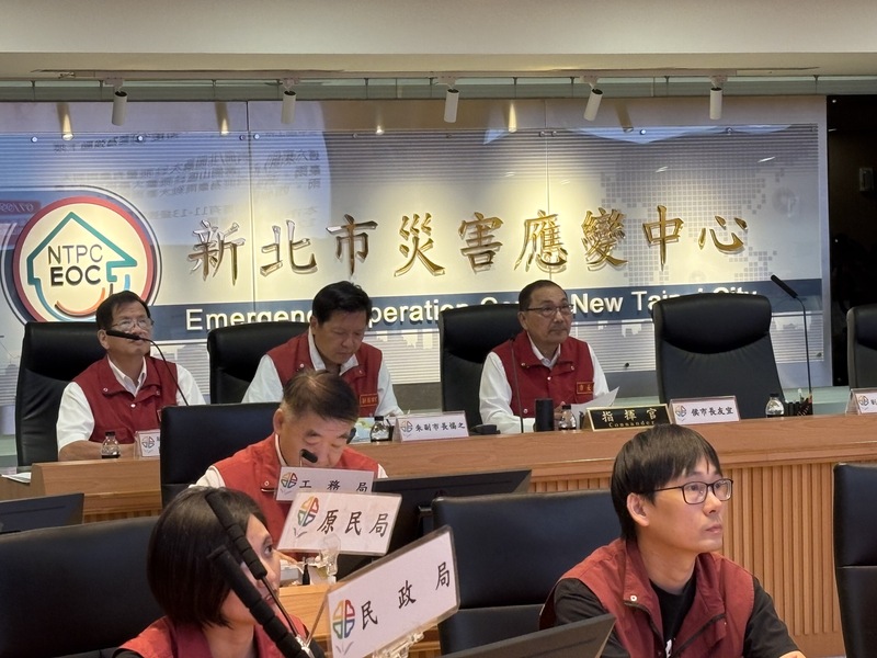 颱風巴威逼近，新北市長侯友宜（後右）9日主持防颱整備會議表示，預估11日白天新北風雨最劇烈，南側山區總雨量可達超大豪雨等級，提醒相關單位做好防災應變。