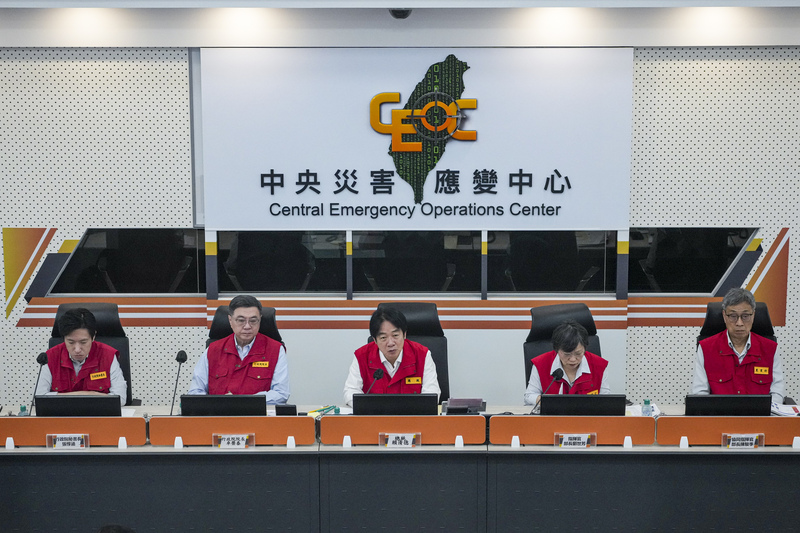 氣象署發布颱風巴威海上陸上颱風警報，總統賴清德（中）10日上午視導中央災害應變中心，與行政院秘書長張惇涵（左）、行政院長卓榮泰（左2）、中央災害應變中心指揮官劉世芳（右2）、農業部長陳駿季（右）等人聽取防災整備簡報。