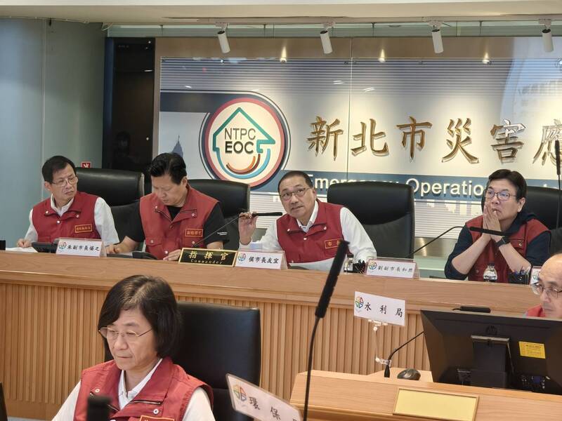 颱風巴威陸上警報發布，新北市長侯友宜（右2）10日上午主持新北災害應變中心工作會報，要求相關單位上緊發條，針對容易發生土石流與崩塌的區域，提早執行預防性撤離。
（新北市消防局提供）