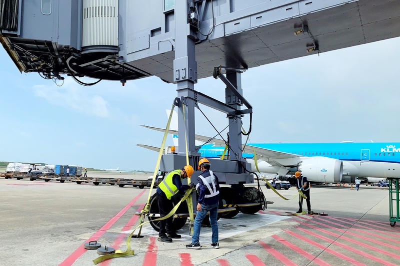 颱風巴威逼近，桃園國際機場10日下午6時起將關閉第2航廈觀景台，並提前完成未使用的D6候機室A380客機專用空橋預防性綁橋固定作業。