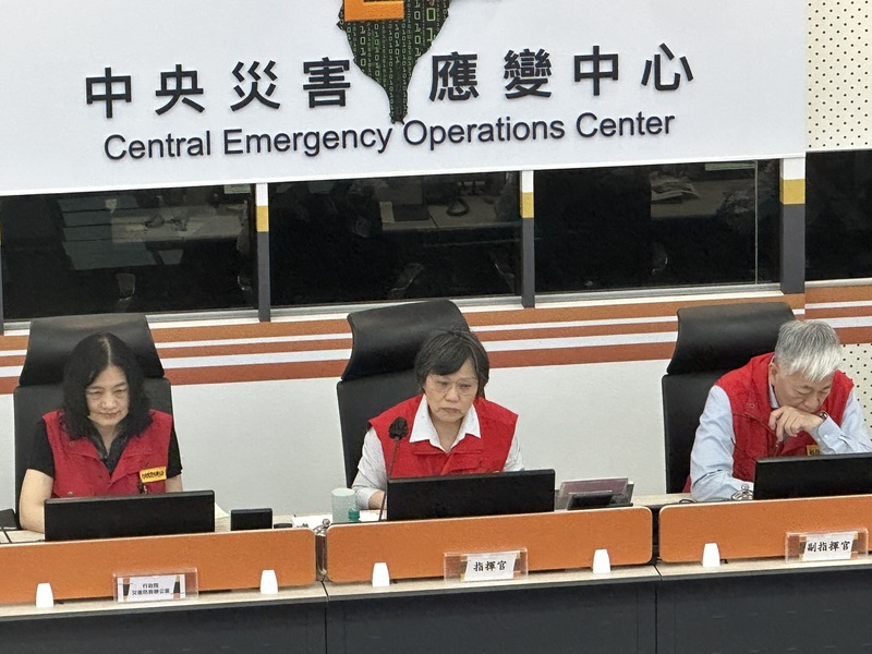中央災害應變中心10日召開颱風巴威第4次工作會報暨情資研判會議，由指揮官、內政部長劉世芳（中）主持。中央災害應變中心統計颱風目前造成5傷，包含騎車路滑自摔等。