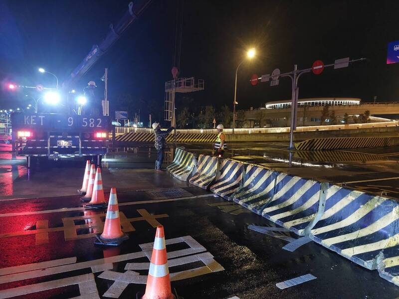 颱風巴威來襲，淡江大橋10日晚間預警性封閉。（公路局提供）