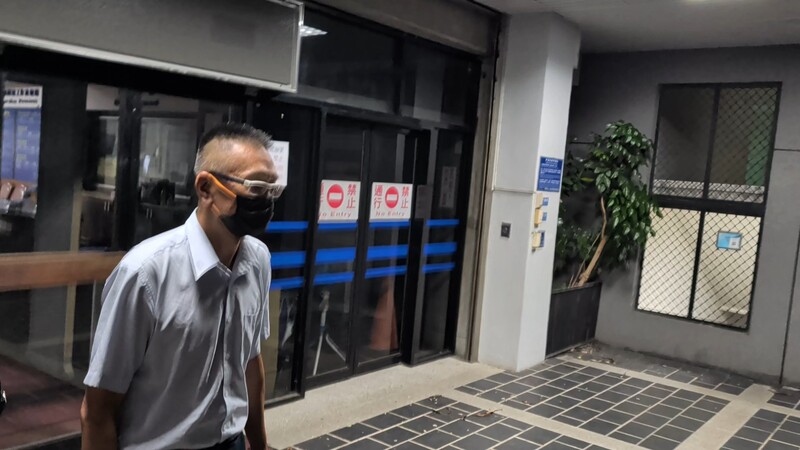 中檢偵辦油品致癌物超標案前往中聯油脂公司等處搜索，帶回11名被告偵訊，10日依食品安全衛生管理法聲押禁見中聯公司余姓總經理，法院裁定新台幣2000萬元交保，他11日凌晨步出台中地檢署。