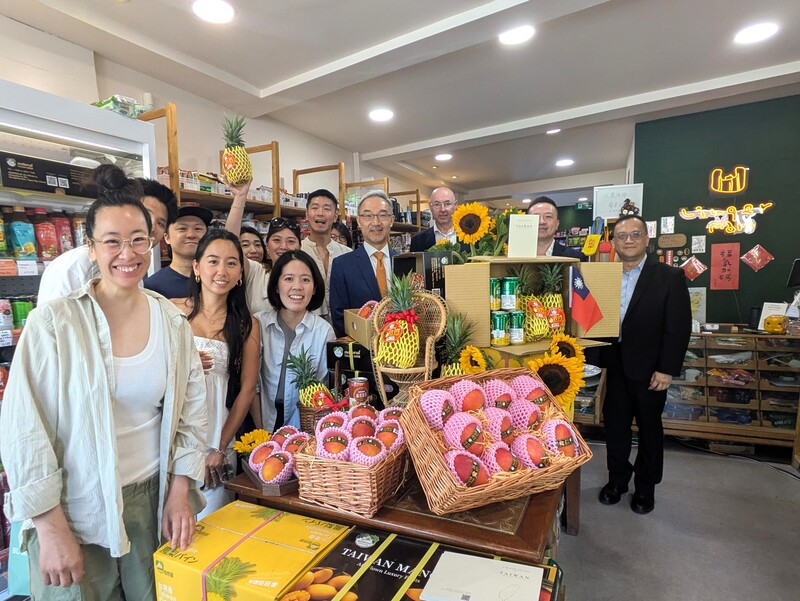 一批屏東愛文芒果和嘉義台農16號鳳梨10日在英國正式上市，倫敦台灣特色超市LingerMart舉辦推廣活動，駐英國代表姚金祥（中）出席。