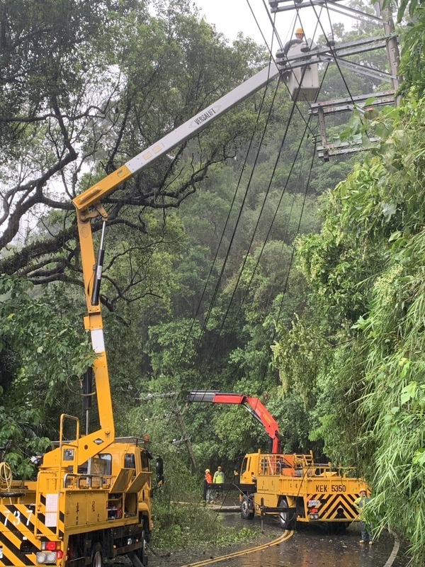 巴威颱風雖逐漸遠離，但在部分地區帶來致災性大雨。圖為新竹地區多處停電，台電動員人力、機具搶修。(台電新竹區處提供)