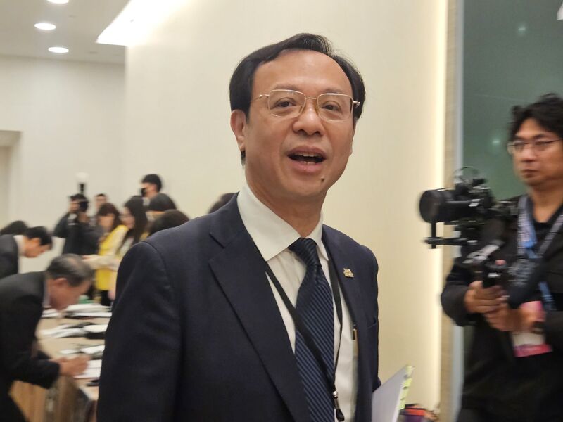衛福部長石崇良（前）12日出席「2026台灣醫法醫政論壇」，他會前受訪表示，接連發生中聯留樣油合格，但下游產品超標，樣本已無法信賴，將由檢調釐清是否涉及檢體造假。