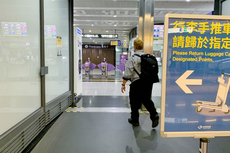 颱風巴威遠離，桃園國際機場12日恢復正常運作，機場捷運、高鐵、台鐵、計程車、停車場及多數客運路線也都恢復正常營運。
