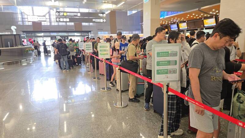 為了疏運旅客，民航局協調航空公司加班機或放大機型。圖為松山機場候補旅客。（民航局提供）