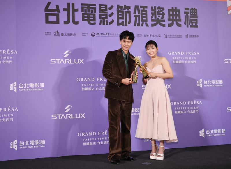 2026第28屆台北電影節頒獎典禮12日在中山堂舉行，演員劉冠廷（左）、林怡婷（右）分別獲封影帝、影
后，開心持獎座留影。