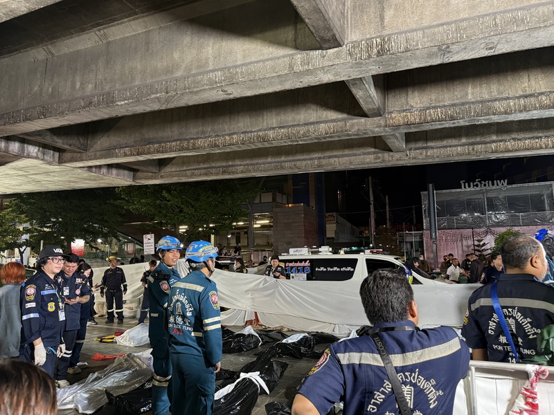 泰國曼谷一間啤酒餐廳13日凌晨發生大火，造成至少27人死亡。救難人員在火勢撲滅後，將罹難者遺體送至醫院，並持續進行身分確認作業。