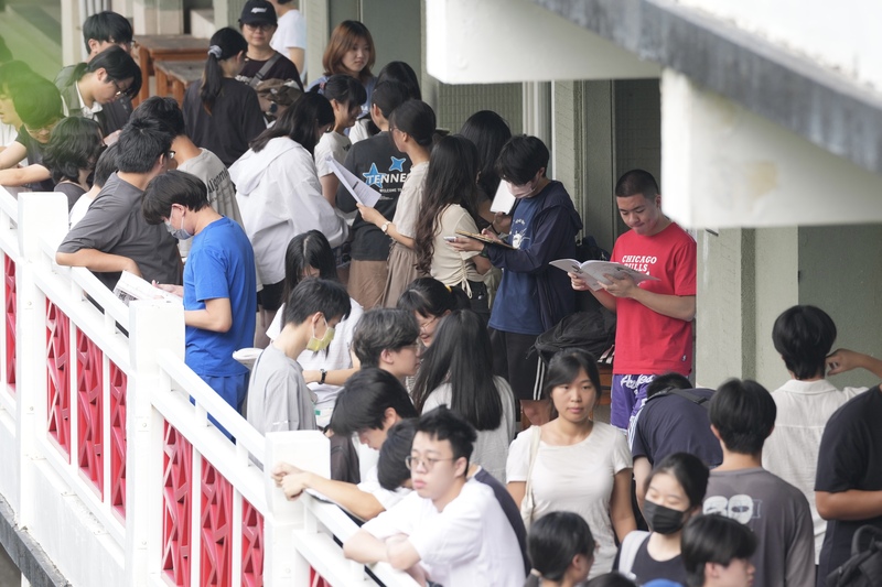 115學年分科測驗13日舉行第1天考試，考科為物理、化學、數學甲、生物，考生們在考場教室外等候時，把握時間做最後溫習。