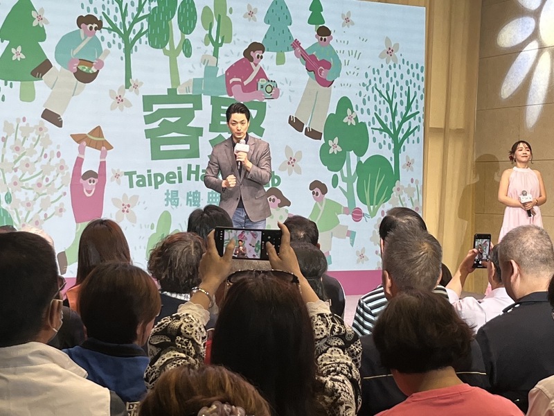 台北市長蔣萬安（後左）13日出席「客聚Taipei Hakka Hub」揭牌典禮，接受媒體聯訪談及問題油品案說，希望總統賴清德開國家安全會議，召集跨部會共同解決。