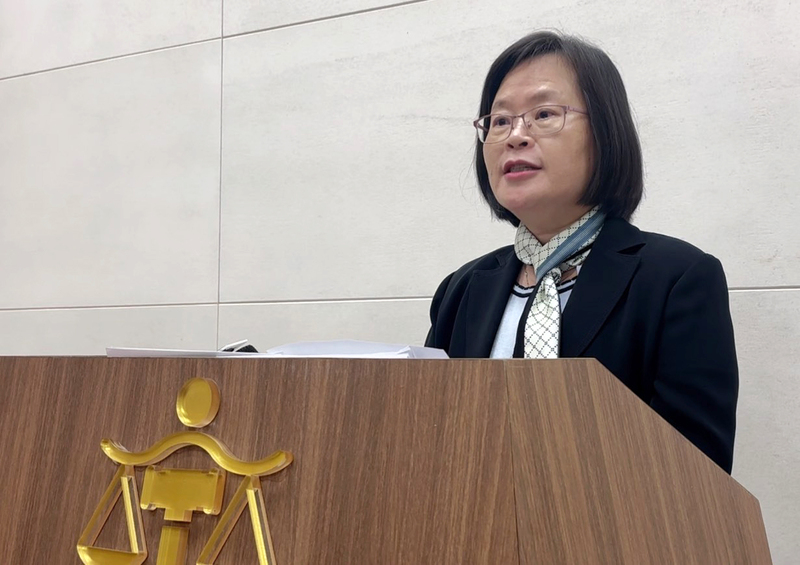新竹地方法院審理竹北天坑案，13日下午一審宣判，新竹縣長楊文科涉圖利案獲判無罪；豐邑機構董事長劉樹居因違背建築術成規等罪判處3年6月。圖為新竹地院刑事庭庭長林秋宜說明判決。