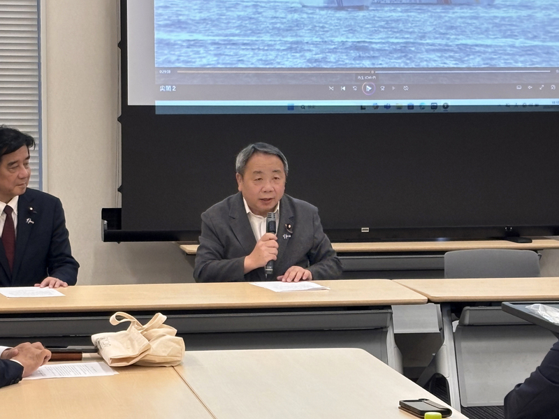 日本跨黨派國會議員組成的「思考台灣海峽和平與穩定國會議員之會」13日在東京召開成立後首次會議，針對印太戰略智庫執行長矢板明夫日前遭暴力攻擊事件發表共同聲明，強烈譴責以暴力打壓言論自由及跨境鎮壓的行為。參議員石平(圖中)表示，矢板的言論與公共活動理應受到民主社會充分保障。