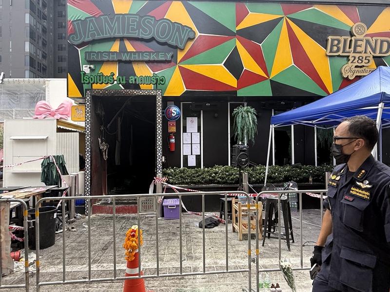 泰國曼谷啤酒餐廳12日深夜發生大火，造成30人死亡、76人受傷。14日火災現場仍拉起封鎖線，入口可見明顯燒灼痕跡。