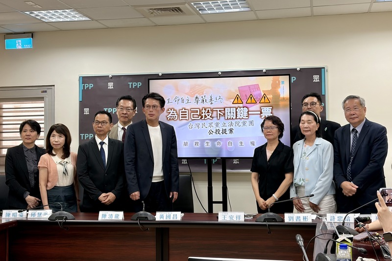 CD
民眾黨將提安樂死公投　黃國昌率立院黨團說明
台灣民眾黨立法院黨團14日召開「生命自主 尊嚴善終 
為你自己投下關鍵一票」記者會，由黨主席黃國昌
（左5）親自率黨籍立委說明將提安樂死公投。
中央社記者曾以寧攝　115年7月14日