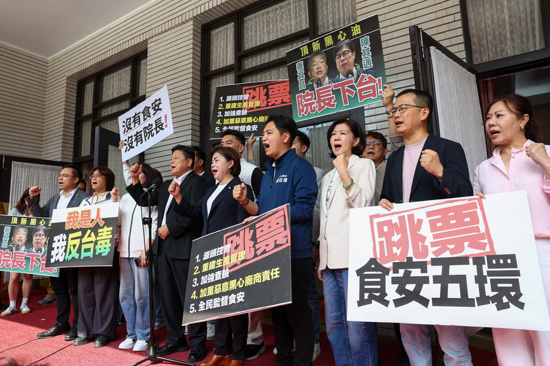 PD
中聯油脂引發食安危機　藍要求卓榮泰下台（1）
中聯油脂致癌物苯駢芘超標，引發社會關注。國民黨
立法院黨團14日在立法院議場前舉行臨時記者會，總
召傅(山昆)萁（前右6）率黨團立委高呼口號，要求行
政院長卓榮泰為油品食安危機下台負責。
中央社記者王騰毅攝　115年7月14日