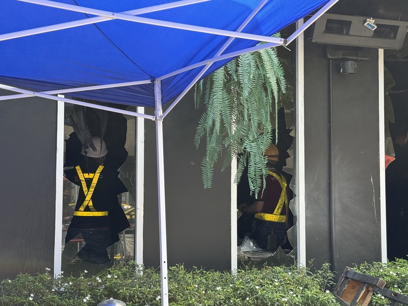 曼谷啤酒餐廳發生重大火災後，調查人員持續進入火場蒐證。