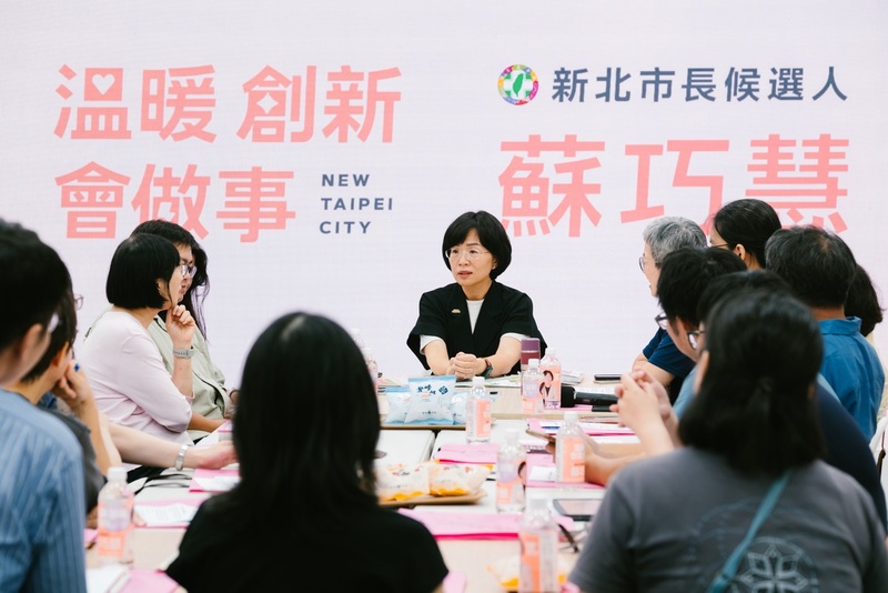 民進黨新北市長參選人蘇巧慧（中）強調，近日和社區大學對談，盼保障社大穩定經營及參與政策推動，成為城市治理協力者。（蘇巧慧競辦提供）