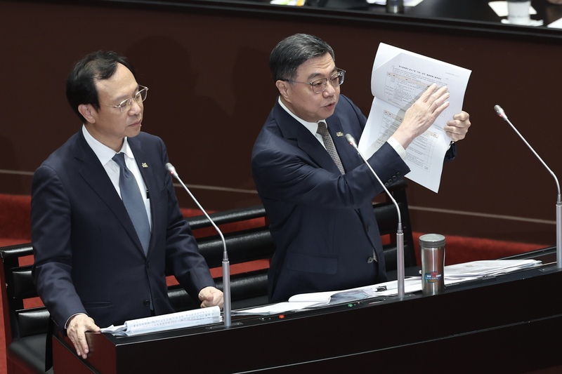 立法院會14日下午邀行政院長卓榮泰（右）率相關部會首長列席，提出「中聯油脂大豆沙拉油事件及食安監管機制缺失檢討」專案報告，並備質詢。卓榮泰表示，地方應在第一線執行非法食品的稽查，是否有做到「進到工廠的查核」，是未來行政、司法調查的一項重要依據。左為衛福部長石崇良。