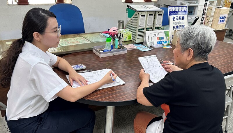內政部移民署南投縣服務站表示，一名老婦擔心罹患重病、生活無法自理的中國籍孫女因逾期停留而遭強制出境，日前至服務站洽詢，人員依相關法規審慎檢視個案狀況，協助備齊文件辦理展延。
（移民署南投縣服務站提供）