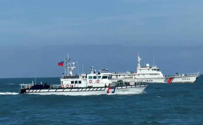 中國近期以多元船舶於台灣東部海域及周邊水域頻繁發動海上灰色地帶襲擾。圖為4艘中國海警船14日侵擾金門水域，我國海巡巡防艇採取一對一併航監控、全程蒐證。資料照。（海洋委員會海巡署金馬澎分署提供）
