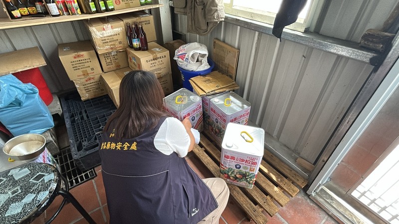 食藥署18日公布中聯問題油品案最新下架數量，整體下架數量比17日多195公噸，總數近8000公噸。