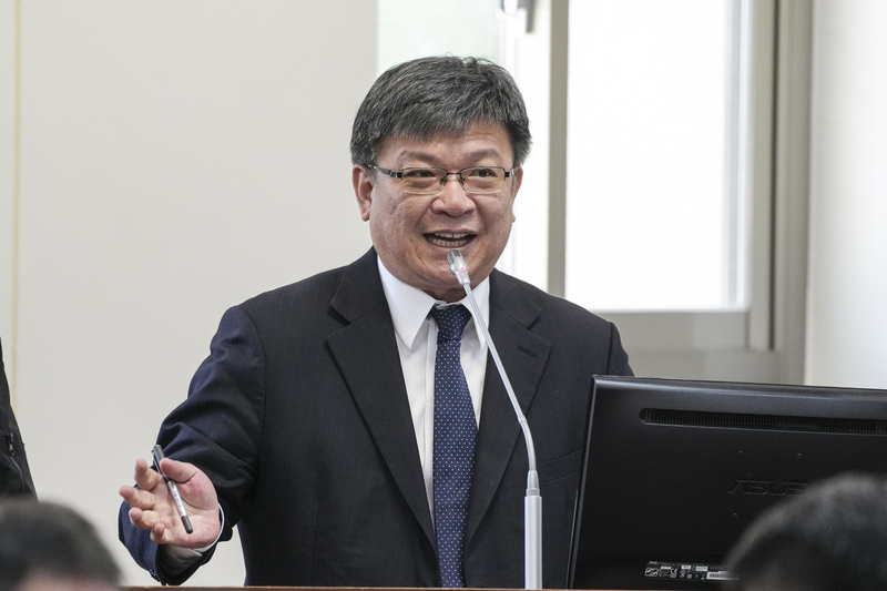 立法院經濟委員會15日審查115年度中央政府總預算案附屬單位預算營業部分，台電董事長曾文生列席備詢。