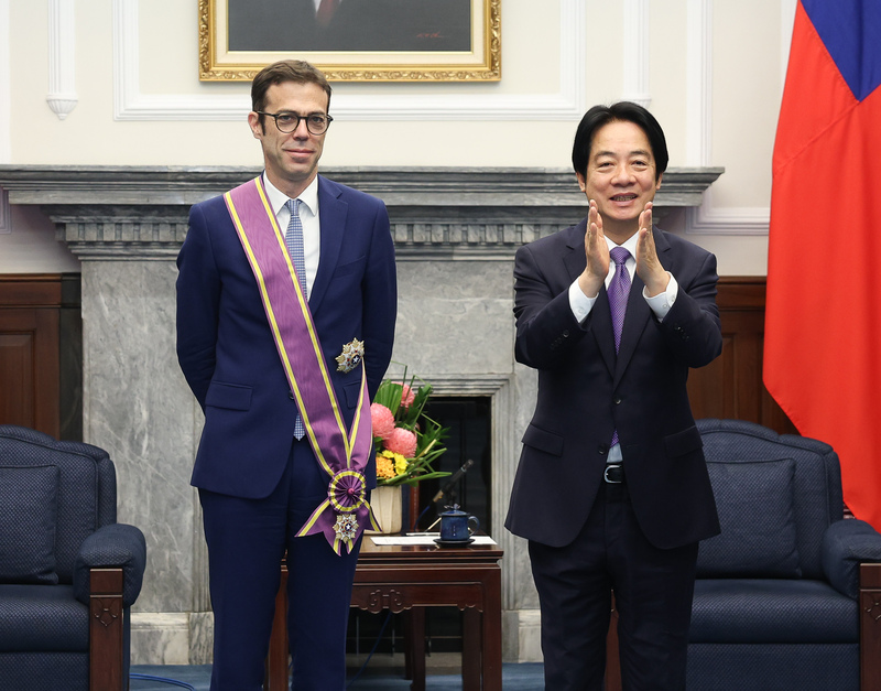 總統賴清德（右）15日在總統府頒授法國在台協會主任龍燁（Franck Paris）（左）「大綬景星勳章」，表彰他的卓越貢獻，會中賴總統鼓掌致意。