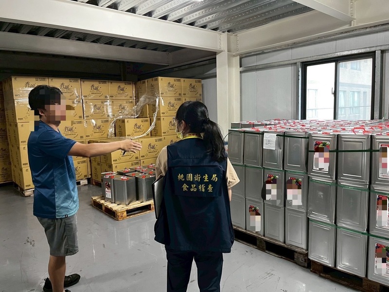 中聯7批問題油流向全台22縣市，食藥署16日公布最新下游業者清單，受波及業者增至1,322家。圖為市府人員稽查情形。(桃園市政府提供)