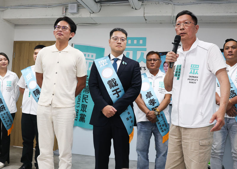 台灣民眾黨15日下午在中央黨部舉行記者會，宣布徵召資深幕僚戴于文（前中）參選花蓮市長。戴于文會後與黨主席黃國昌（前左）、花蓮縣黨部主委張天民（前右）同台回應媒體提問。