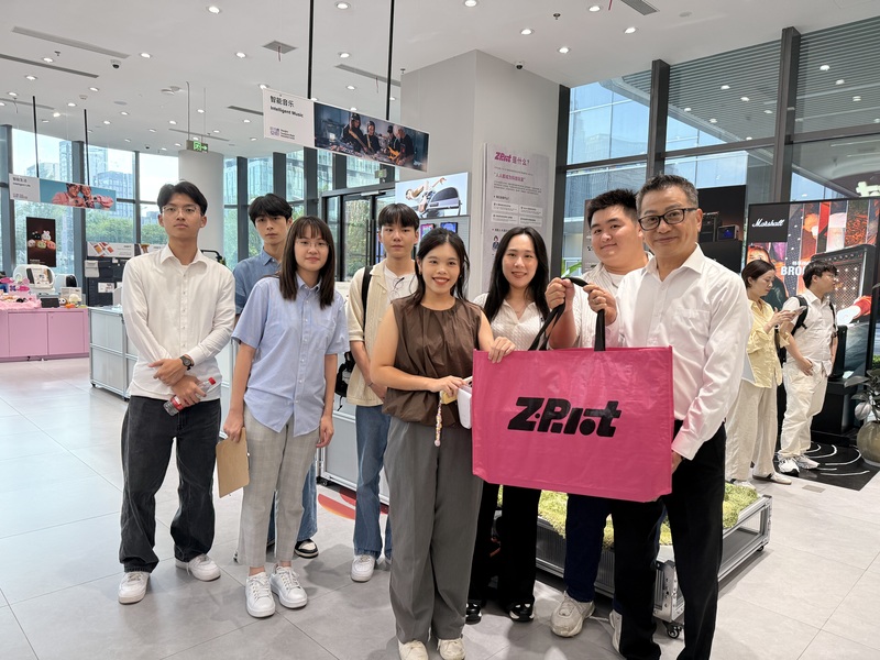 台灣民眾黨青年交流團訪上海體驗AI產品
民眾黨青年團15日下午參訪模速空間×Z·Pilot AI黑科技
體驗空間，體驗許多AI產品，民眾黨中央評議委員會
主委李偉華還在此購買一把人民幣2499元（約新台幣
1萬1900元）的LiberLive智慧無弦吉他。
中央社記者廖文綺上海攝　115年7月15日