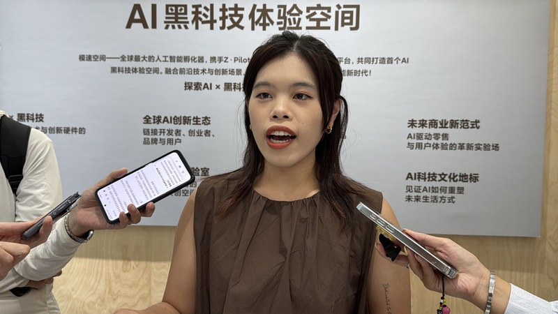 PM
民眾黨青年代表黃子晏受訪
民眾黨青年代表黃子晏15日接受媒體聯訪時表示，在
模速空間AI黑科技體驗館可以看到上海的人工智慧技
術已經相當成熟，期待未來可以在AI領域跟中國大陸
有更深入的交流。
中央社記者廖文綺上海攝　115年7月15日