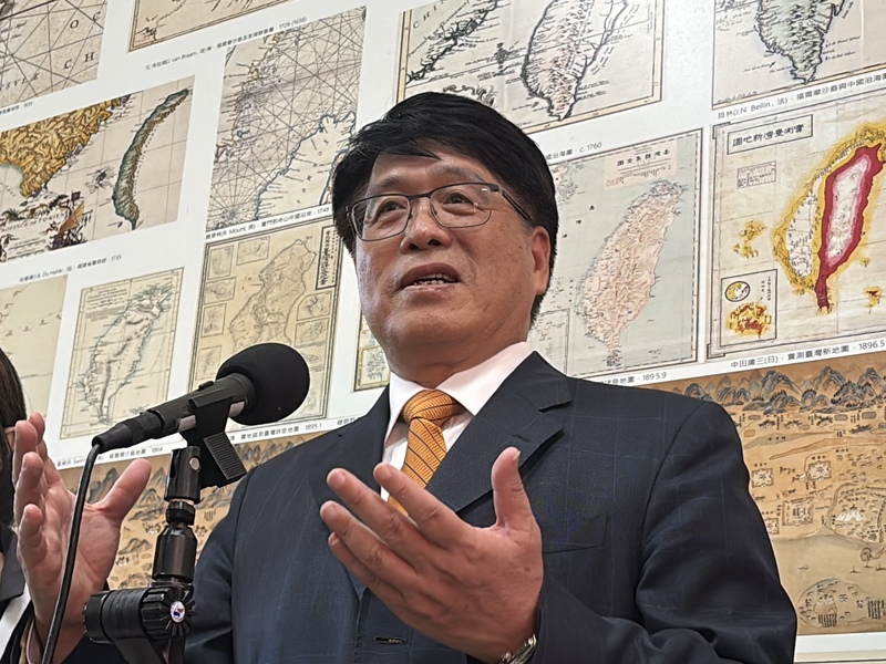 年底九合一選舉在即，中選會主委游盈隆（圖）16日表示，尊重陸委會對陸配的重新規定，所以採新的認定標準，這是很簡單的行政程序處理，不存在其他複雜政治問題。